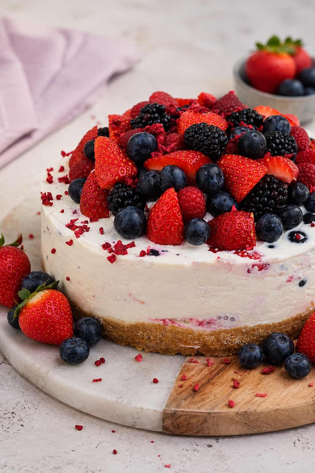 Cheesecake sa šumskim voćem bez želatine – kremasti recept bez pečenja