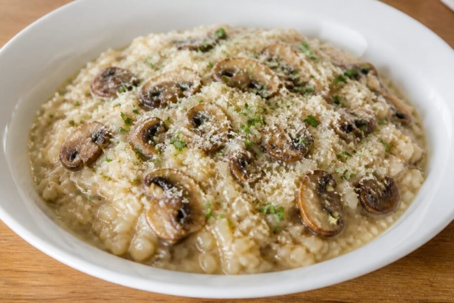 Kremasti rižoto s gljivama i parmezanom u dubokom tanjuru